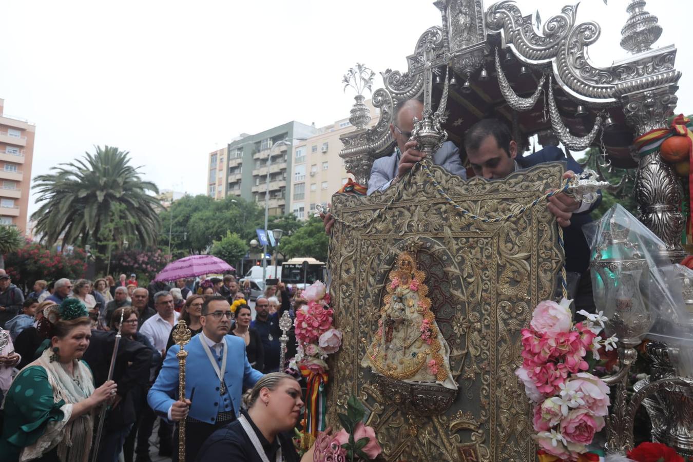 Fotos: La hermandad del Rocío de Cádiz, a su salida de la iglesia de San José
