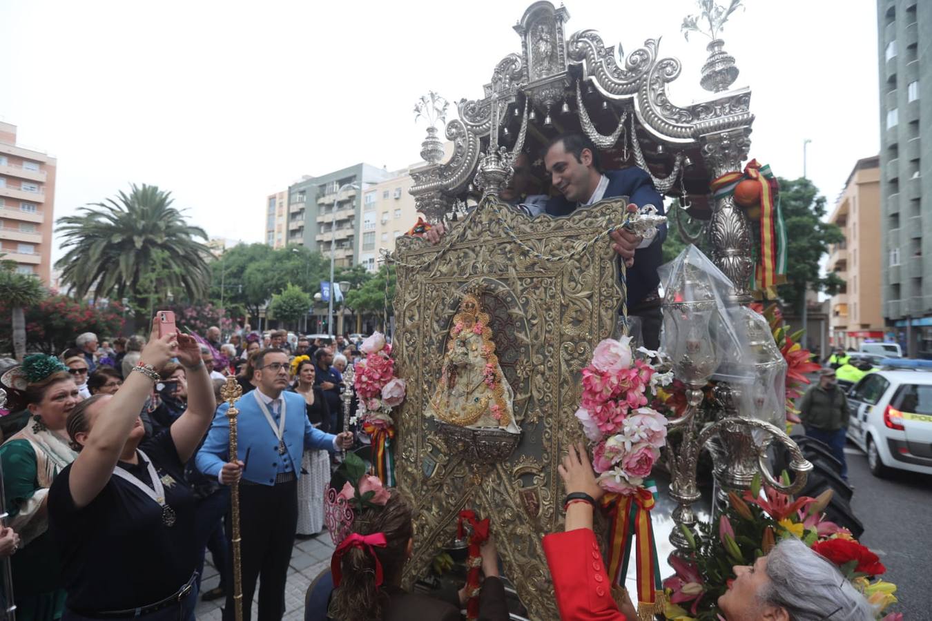 Fotos: La hermandad del Rocío de Cádiz, a su salida de la iglesia de San José
