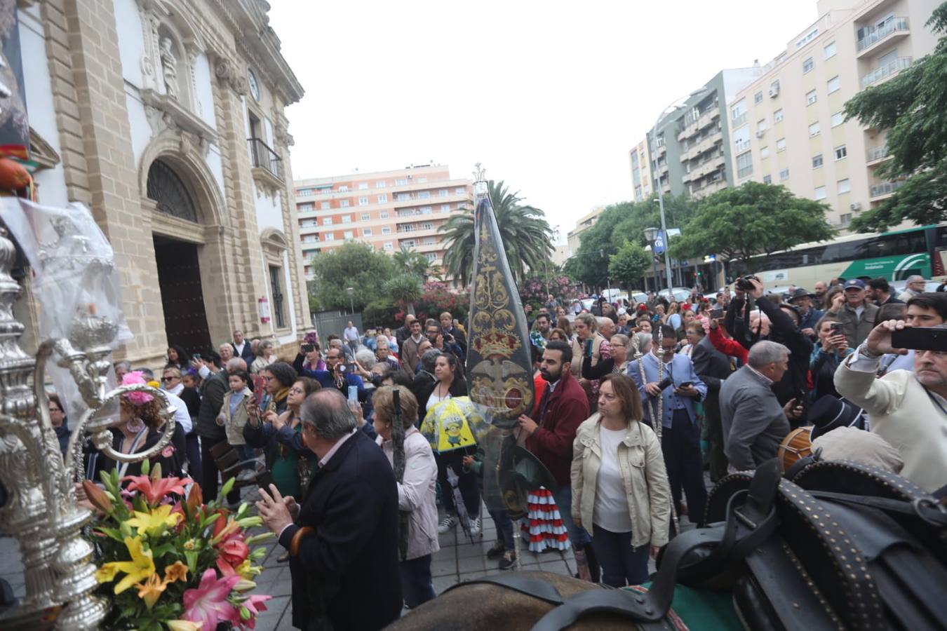 Fotos: La hermandad del Rocío de Cádiz, a su salida de la iglesia de San José
