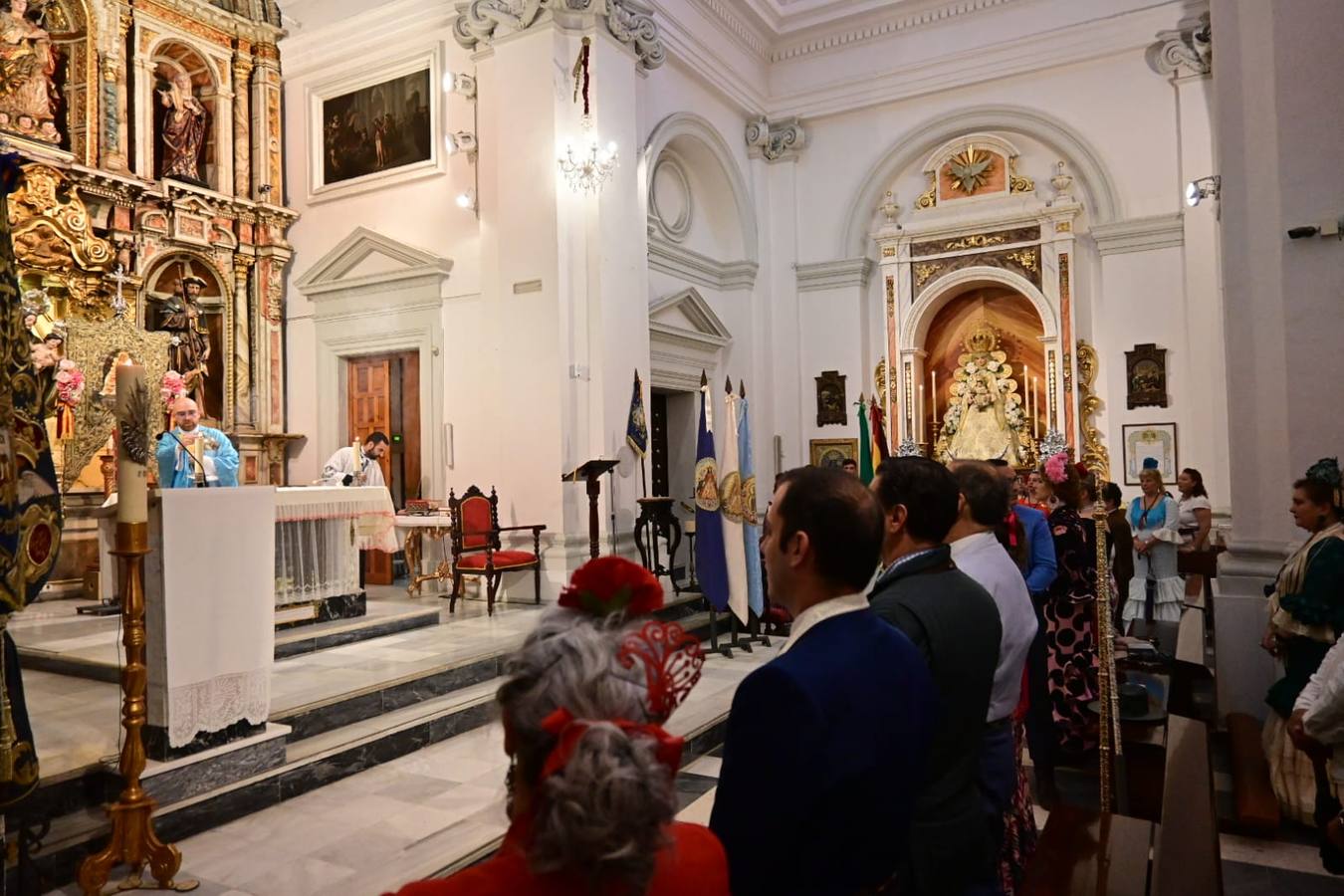 Fotos: La hermandad del Rocío de Cádiz, a su salida de la iglesia de San José