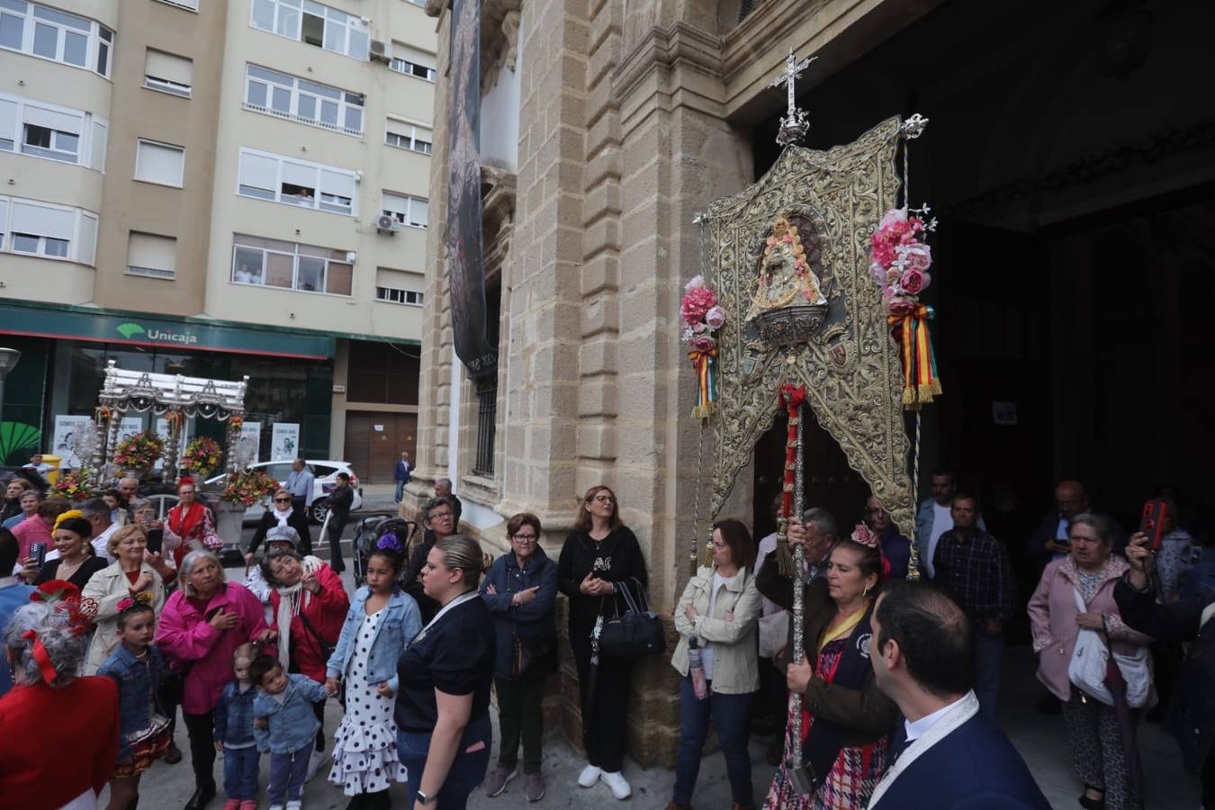 Fotos: La hermandad del Rocío de Cádiz, a su salida de la iglesia de San José