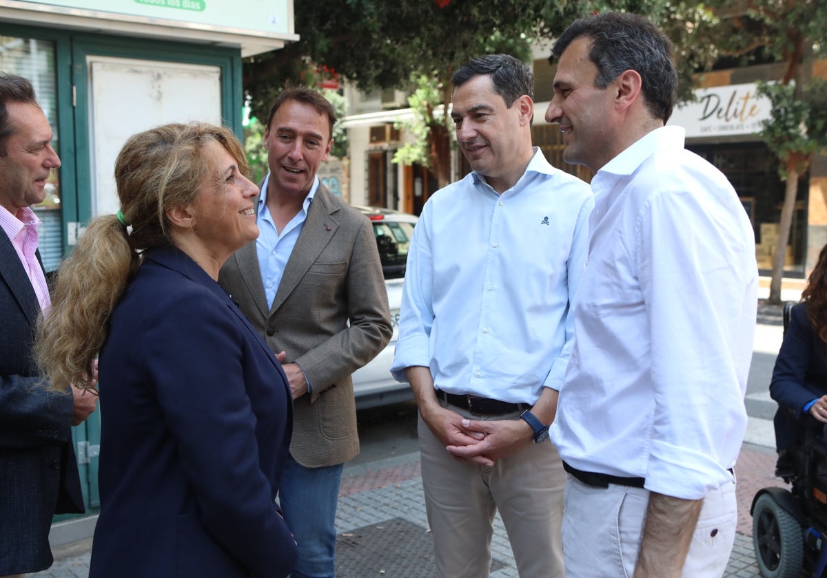 Juanma Moreno, junto a Bruno García, en el barrio de La Laguna de Cádiz.