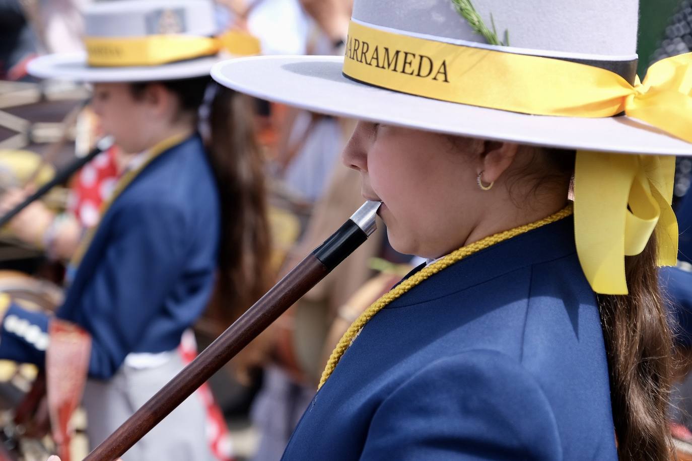 Las hermandades del Rocío embarcan desde Sanlúcar acompañadas por Juanma Moreno