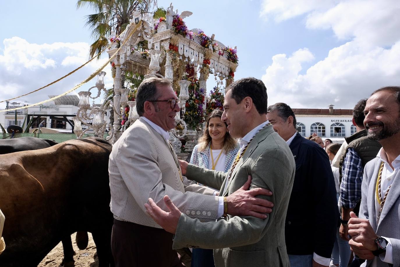 Las hermandades del Rocío embarcan desde Sanlúcar acompañadas por Juanma Moreno