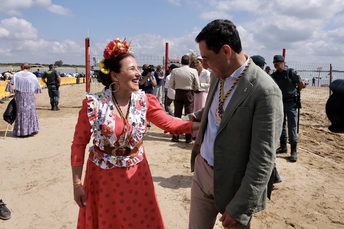 Las hermandades del Rocío embarcan desde Sanlúcar acompañadas por Juanma Moreno