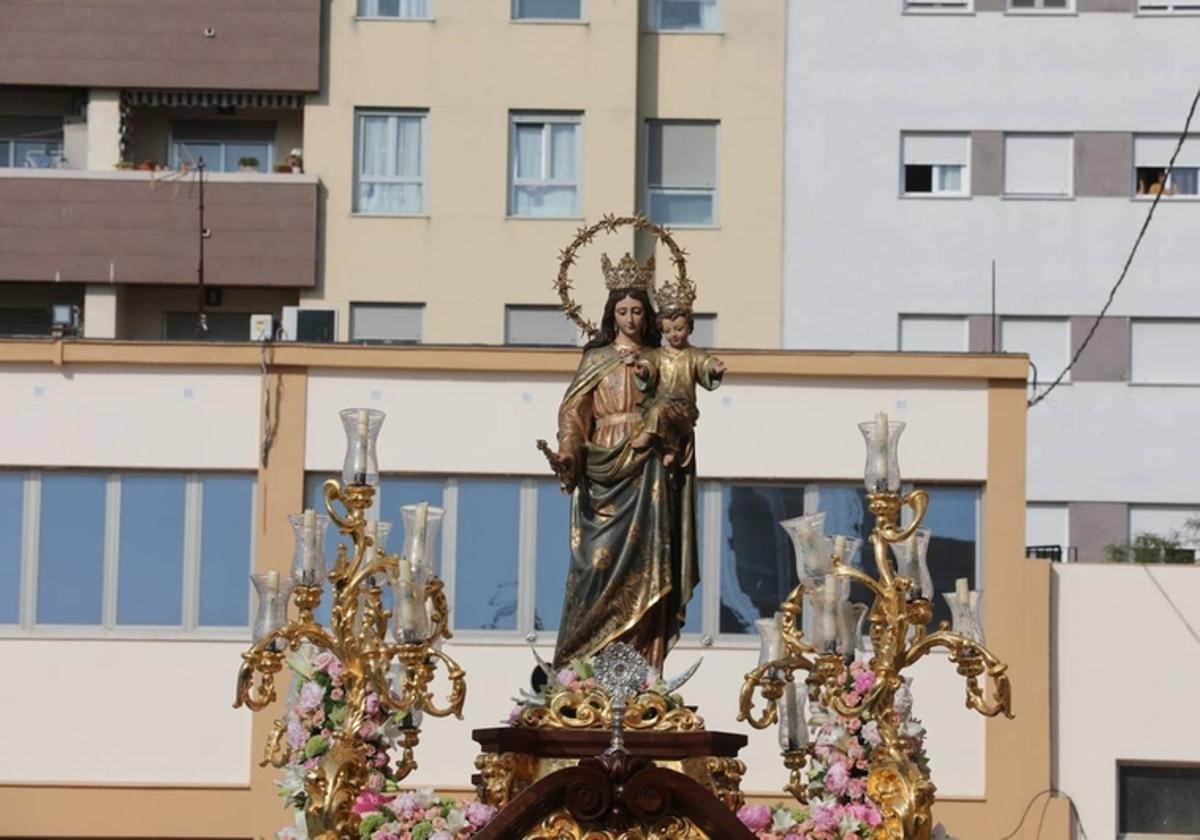 Imagen de María Auxiliadora en la procesión del Colegio Salesianos Cádiz.