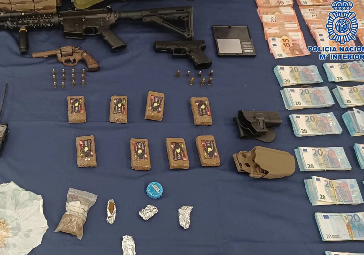 Incautan armas, ropa militar y 25 kilos de marihuana en una operación policial en Sanlúcar