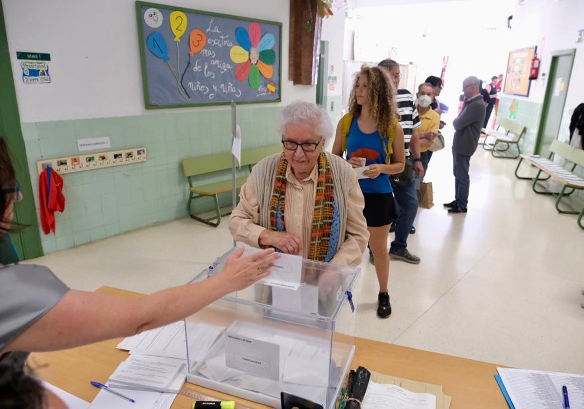 Ciudadanos votando en la mañana de este domingo en Cádiz.