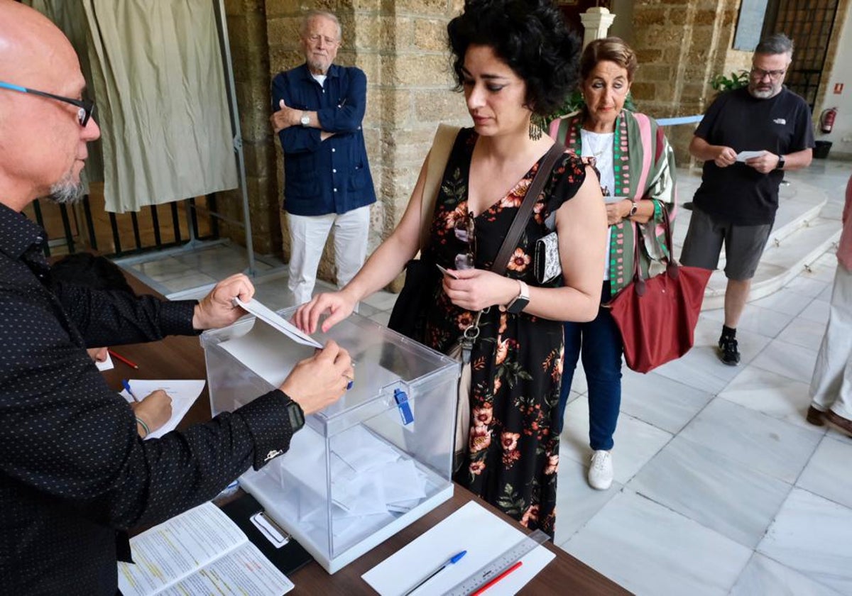 Una electorra ejerce su derecho al voto en Cádiz.