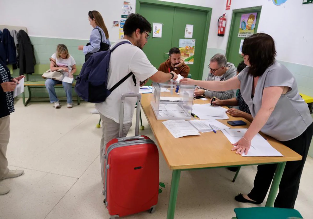 Un joven vota en una mesa electoral de Cádiz capital en las elecciones del 28-M.