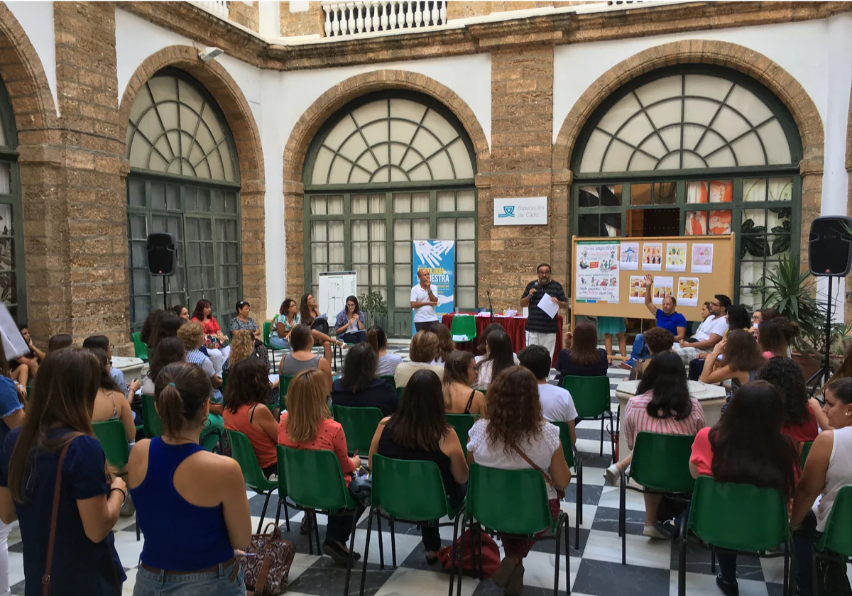 El Colegio de Psicología en Cádiz organizó hace unos años también talleres divulgativos hace unos años en los patios del Palacio de la Diputación Provincial.