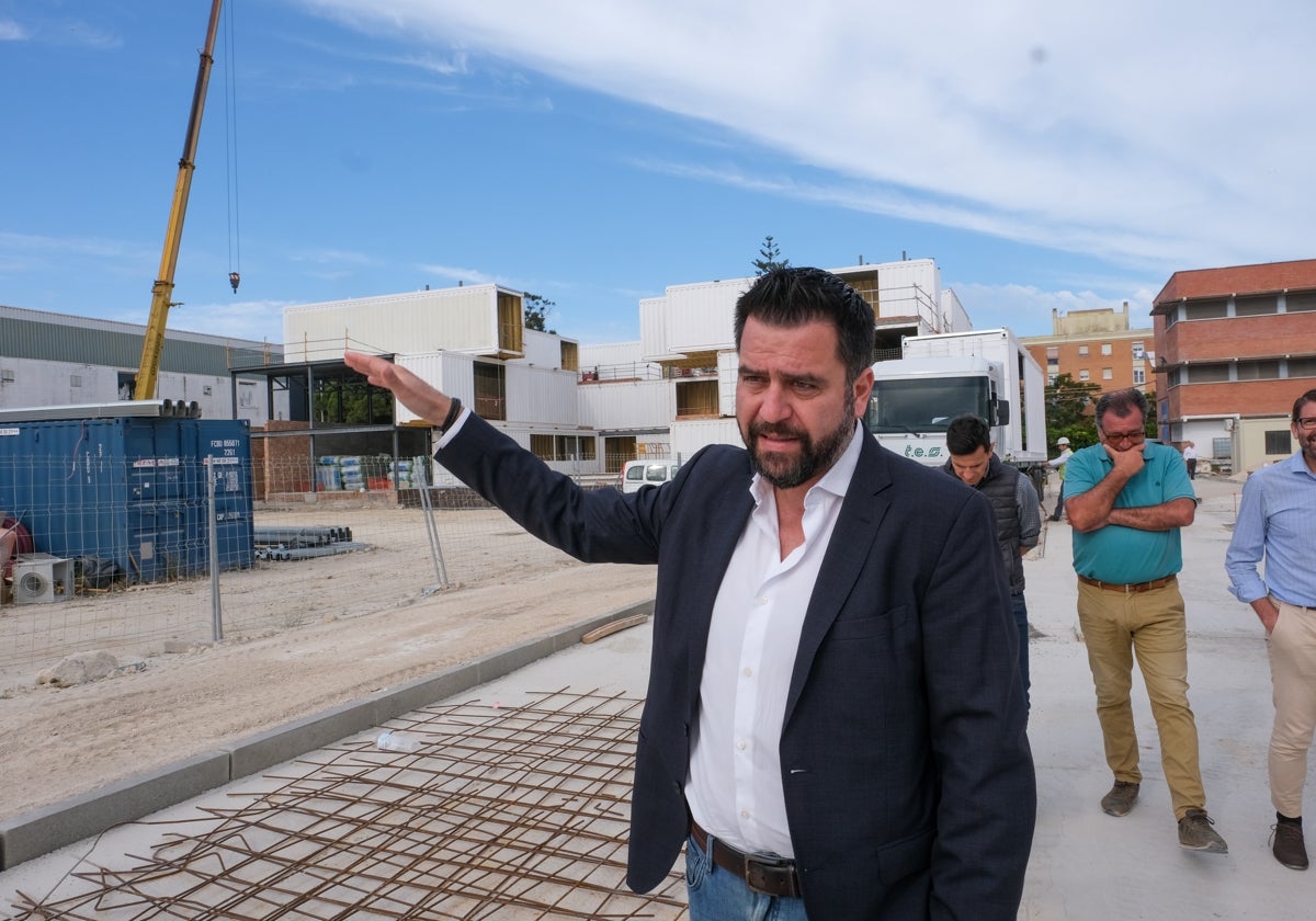 Fran González con el edificio de contenedores que albergará a las empresas de economía azul al fondo.