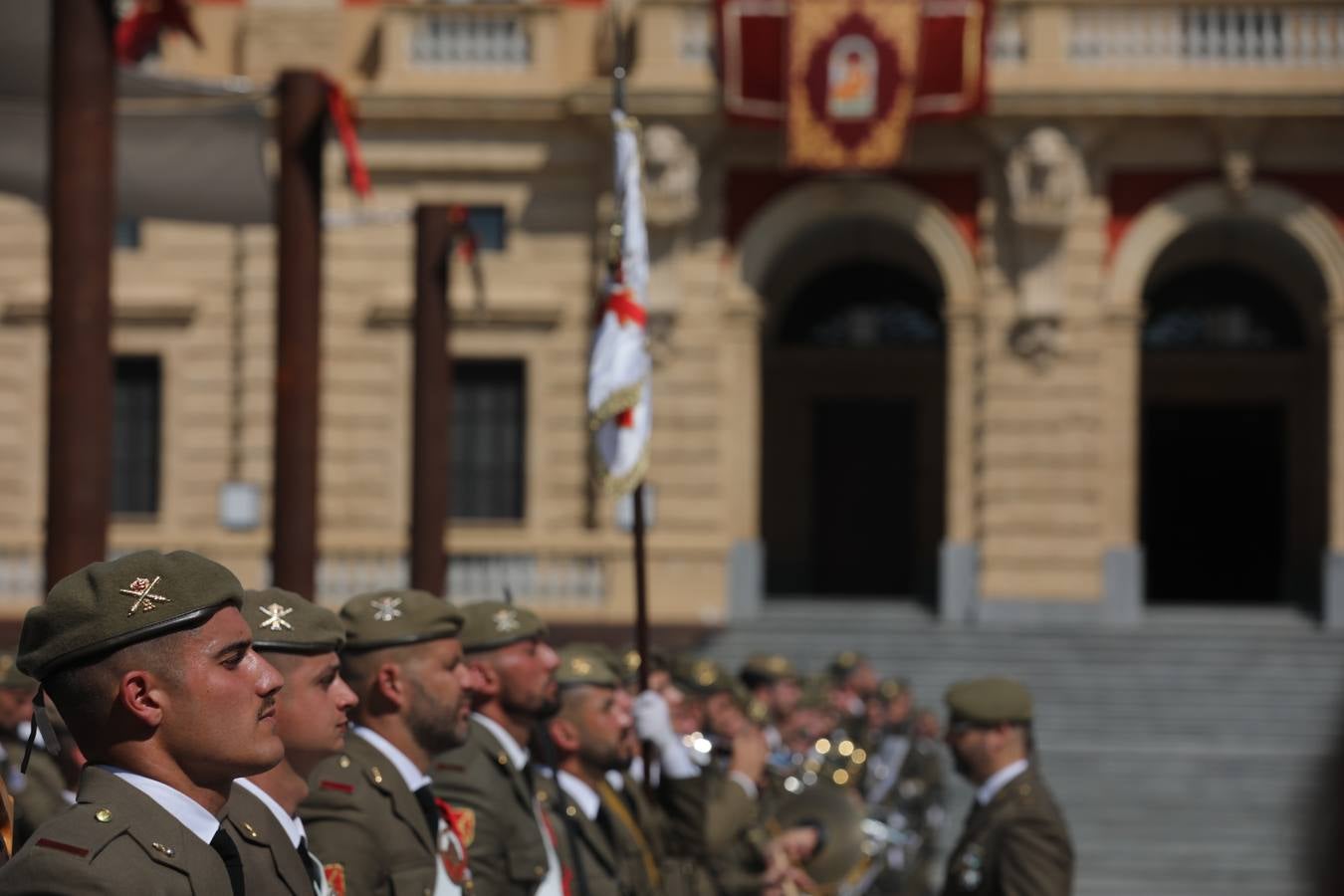 La jura de bandera civil cierra los actos por el Día de las Fuerzas Armadas en San Fernando
