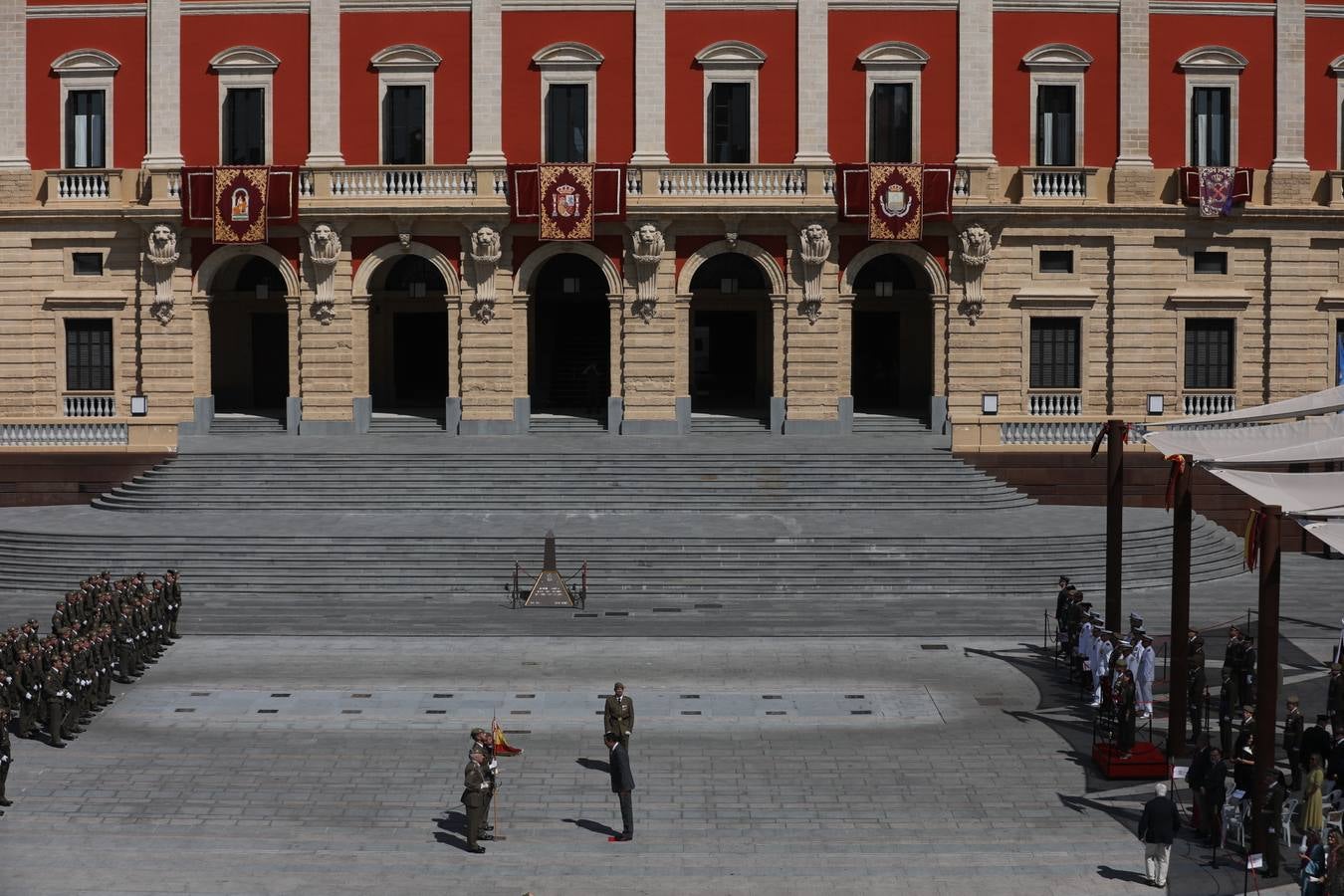 La jura de bandera civil cierra los actos por el Día de las Fuerzas Armadas en San Fernando
