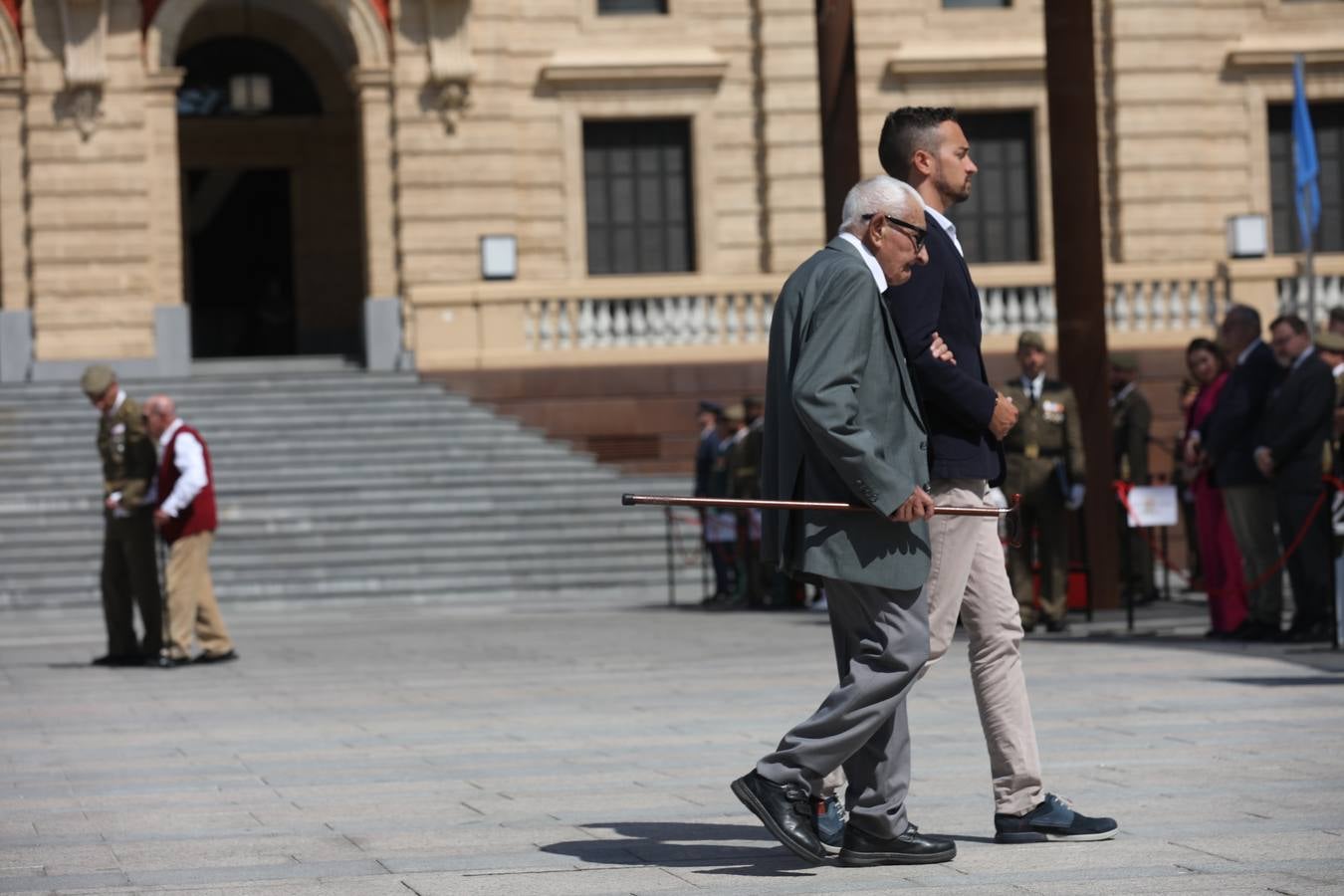 La jura de bandera civil cierra los actos por el Día de las Fuerzas Armadas en San Fernando