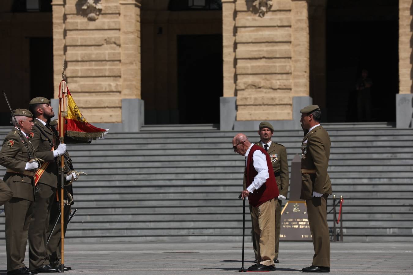 La jura de bandera civil cierra los actos por el Día de las Fuerzas Armadas en San Fernando