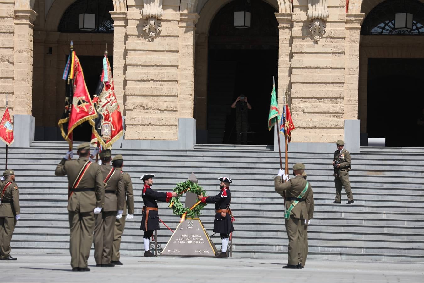 La jura de bandera civil cierra los actos por el Día de las Fuerzas Armadas en San Fernando