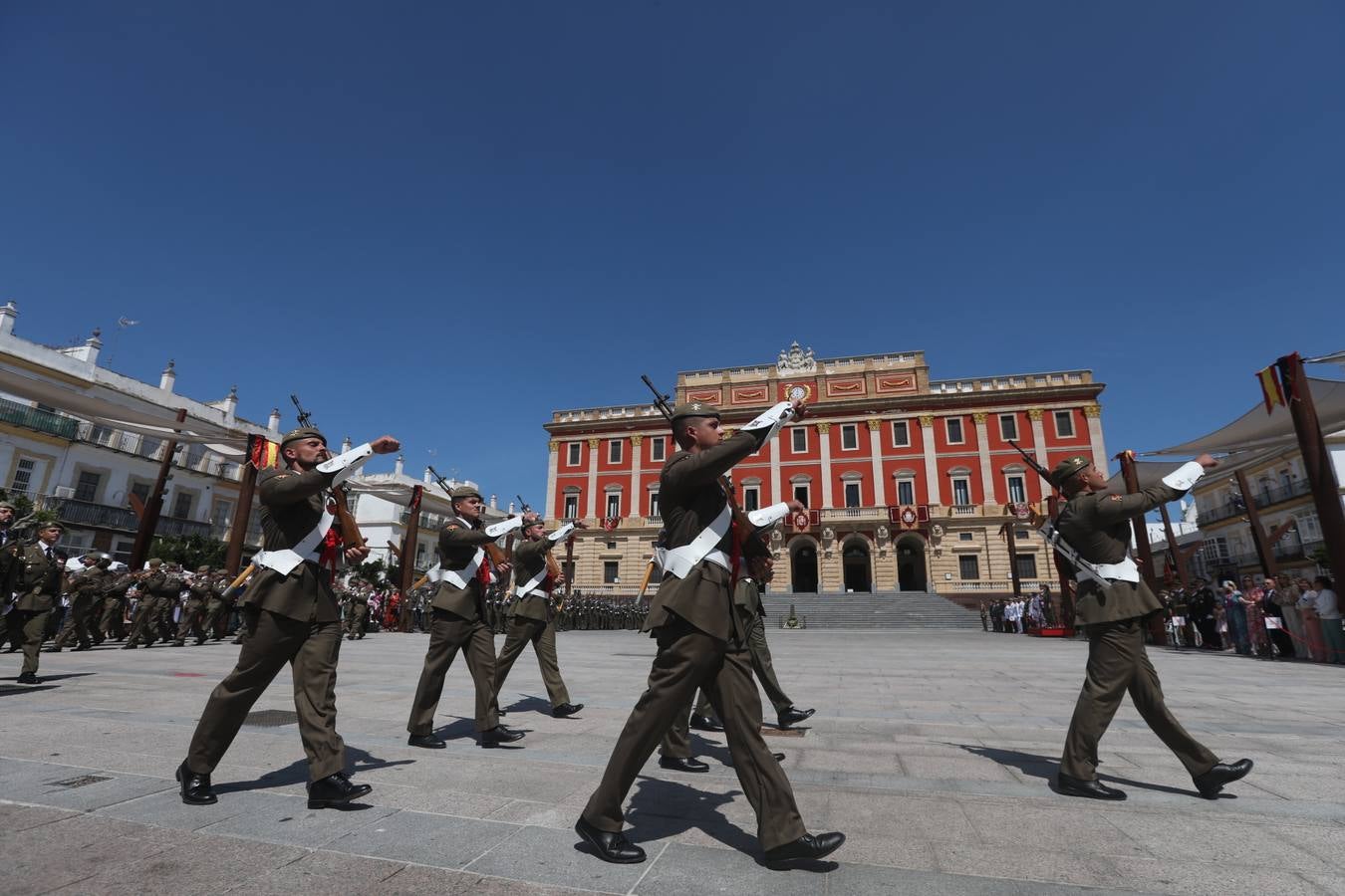 La jura de bandera civil cierra los actos por el Día de las Fuerzas Armadas en San Fernando