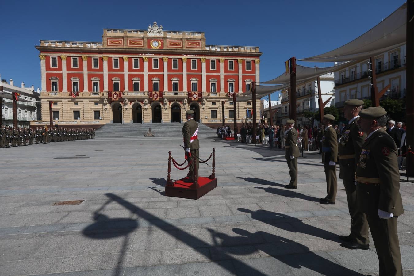 La jura de bandera civil cierra los actos por el Día de las Fuerzas Armadas en San Fernando