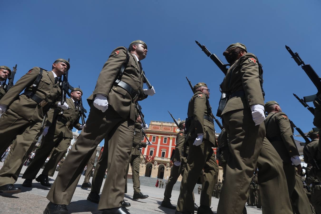 La jura de bandera civil cierra los actos por el Día de las Fuerzas Armadas en San Fernando