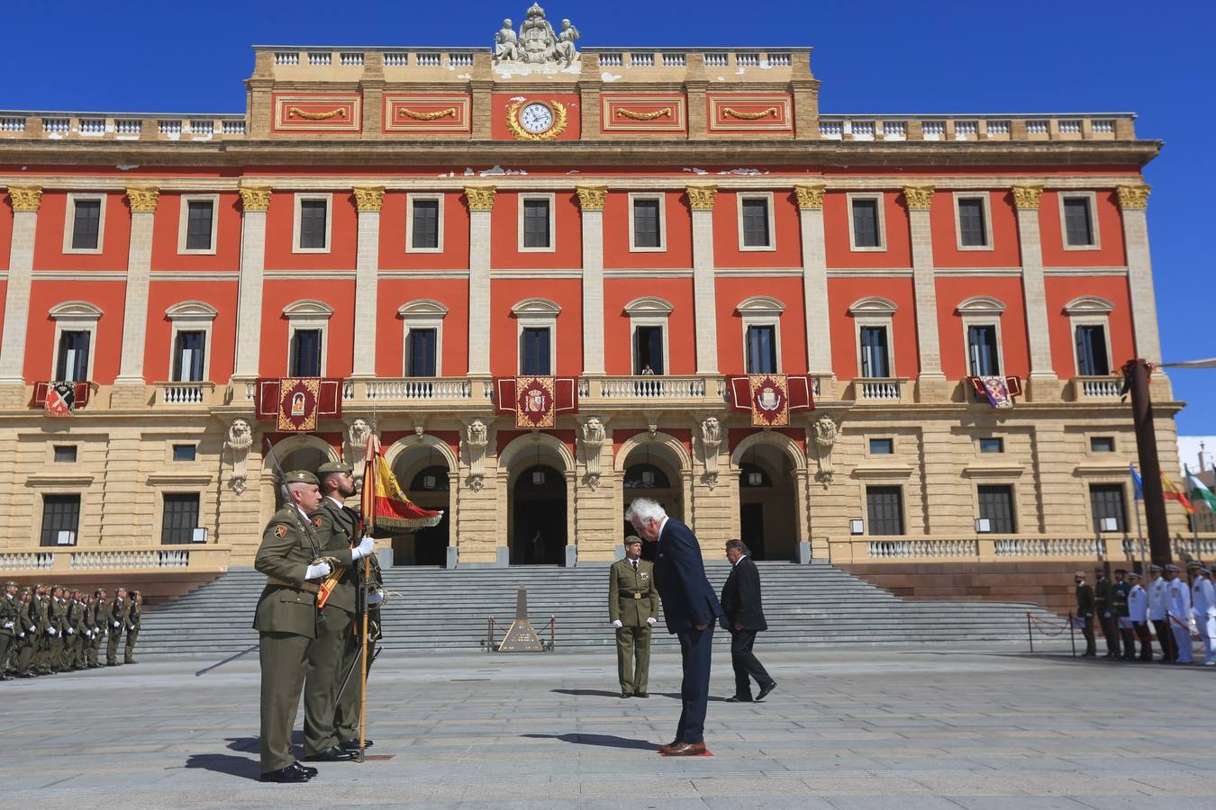 La jura de bandera civil cierra los actos por el Día de las Fuerzas Armadas en San Fernando