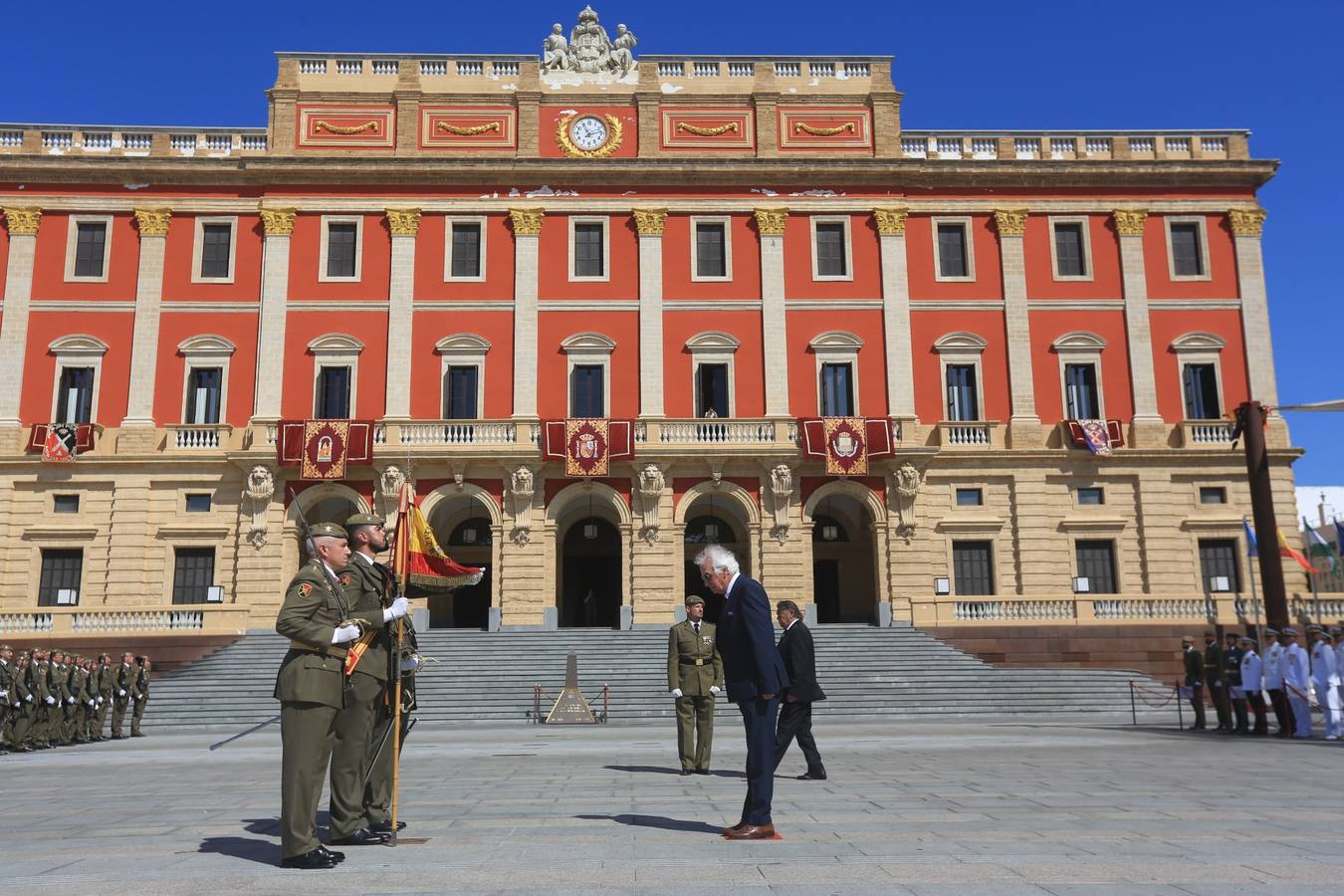 La jura de bandera civil cierra los actos por el Día de las Fuerzas Armadas en San Fernando