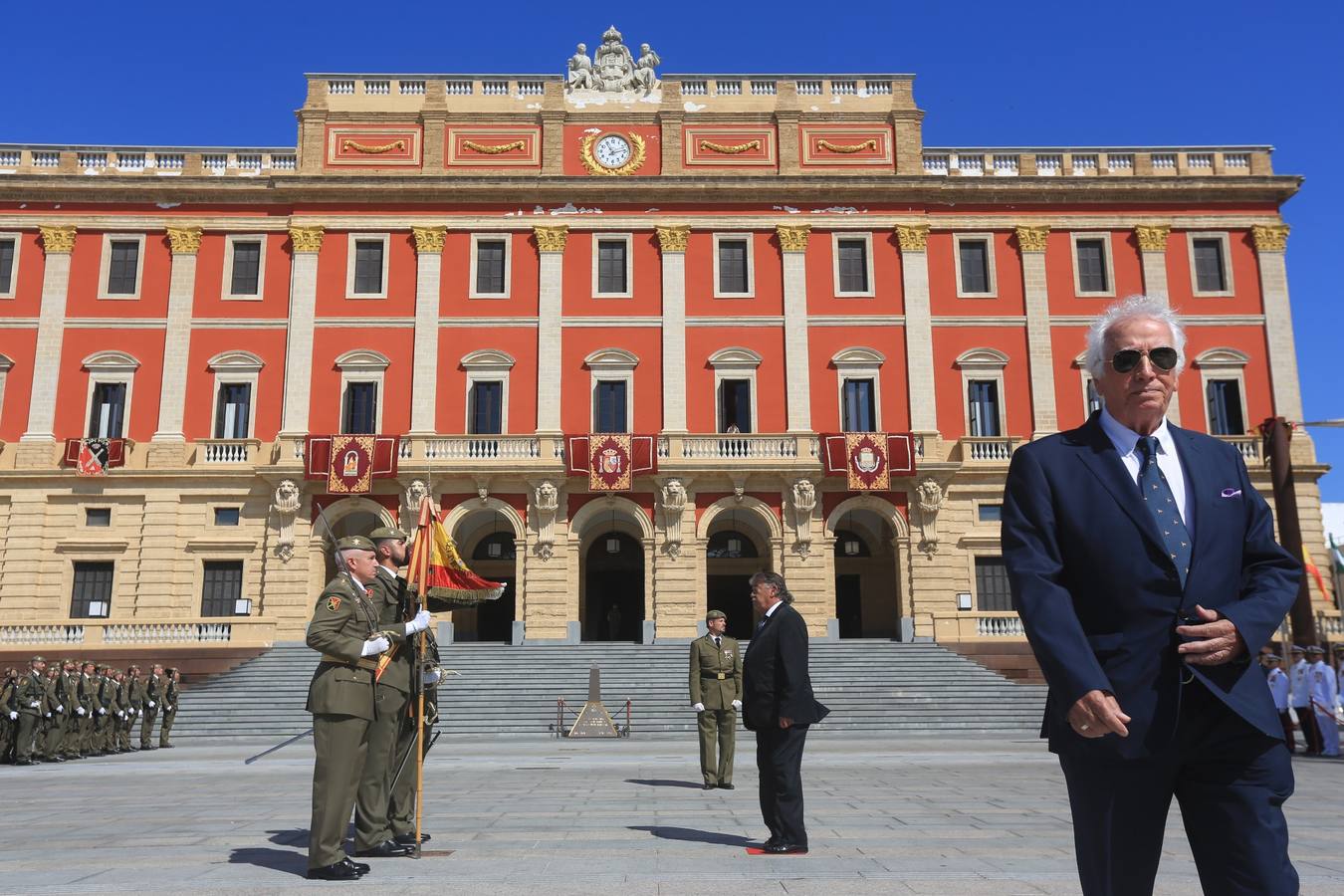 La jura de bandera civil cierra los actos por el Día de las Fuerzas Armadas en San Fernando