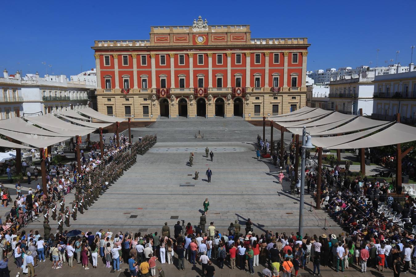 La jura de bandera civil cierra los actos por el Día de las Fuerzas Armadas en San Fernando