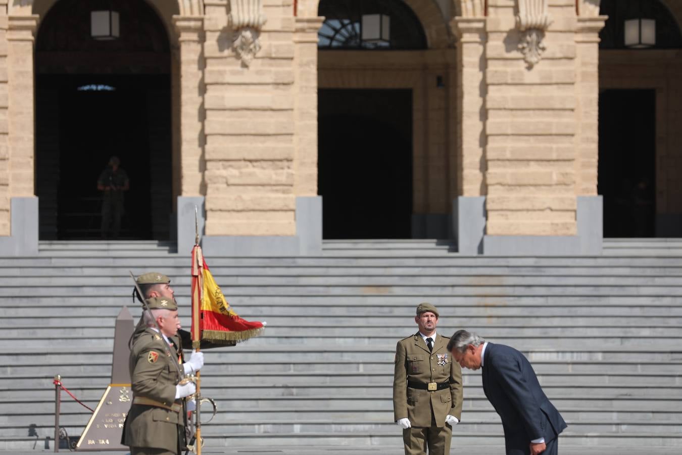 La jura de bandera civil cierra los actos por el Día de las Fuerzas Armadas en San Fernando