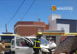 Un conductor pierde el control de su furgoneta y se empotra contra el muro de una casa en San Fernando