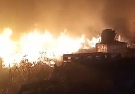 Vídeo: Incendio de muebles acumulados en una nave de Puerto Real