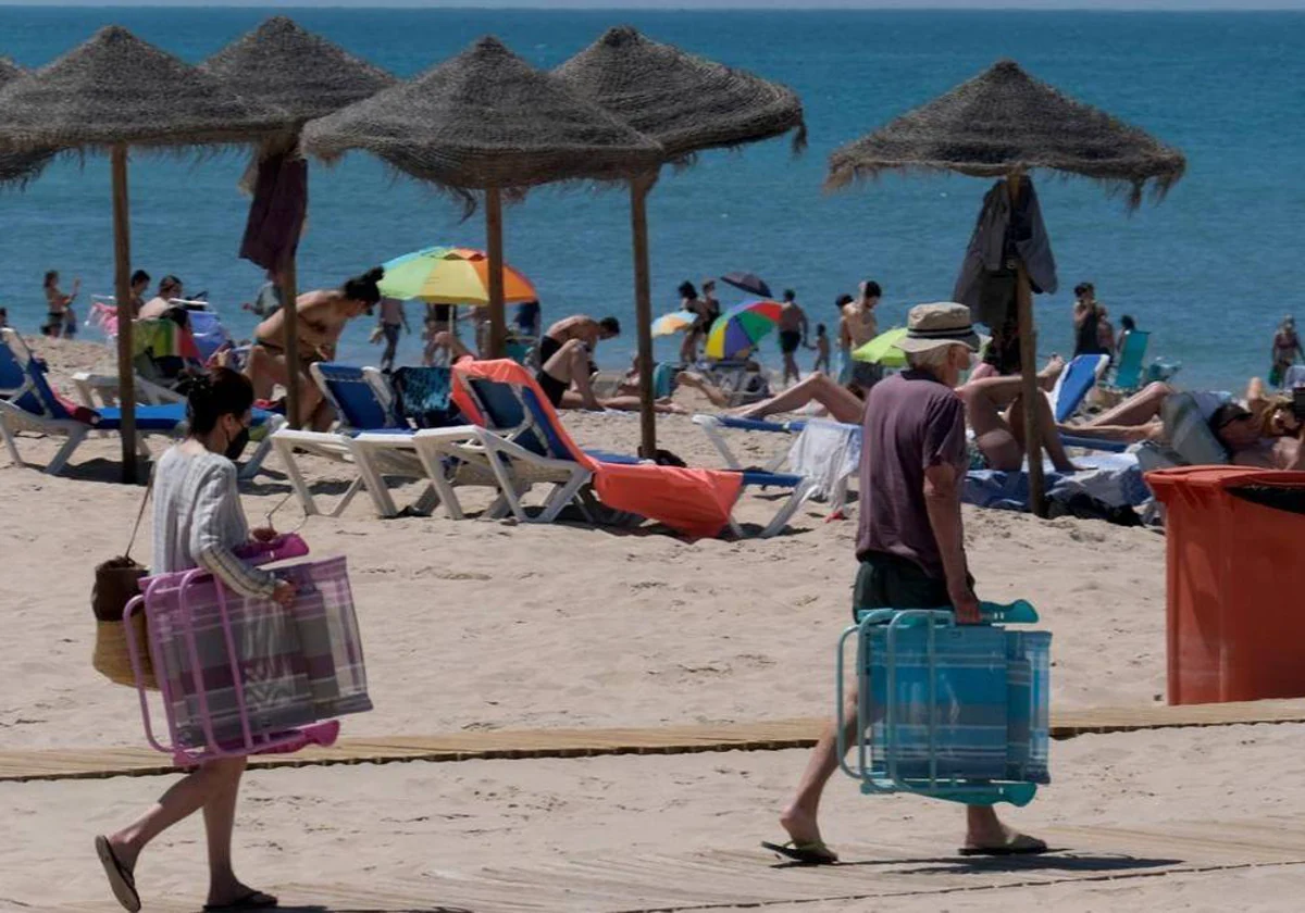 Dos personas acceden a una playa de Cádiz