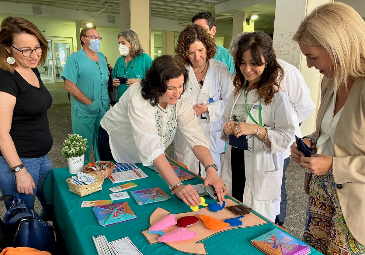 Imágenes de la inauguración de una exposición del colectivo de trasplantados hepáticos, AETHEC, en el Hospital Universitario Puerta del Mar de Cádiz.