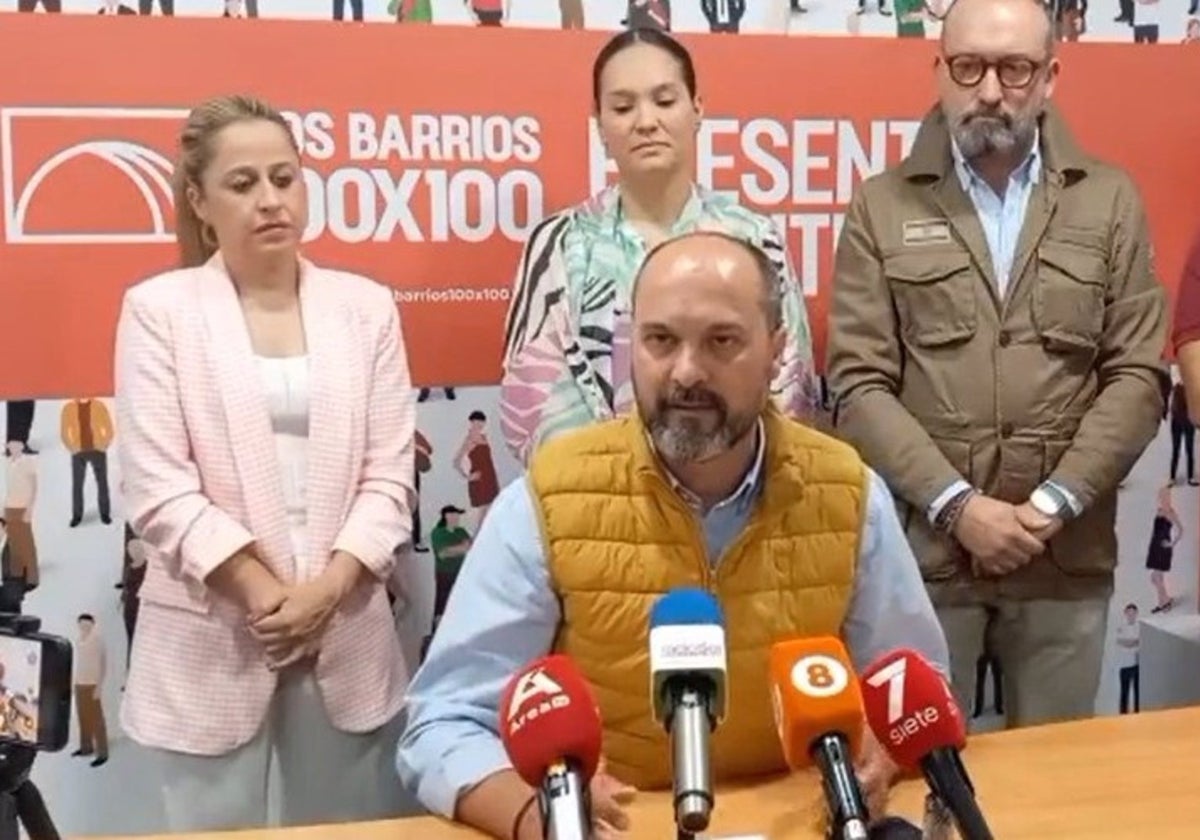 Miguel Alconchel, alcalde de Los Barrios en funciones, en rueda de prensa.