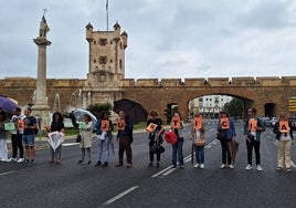 Los funcionarios de Justicia colapsan el tráfico en Cádiz con su protesta contra el Ministerio