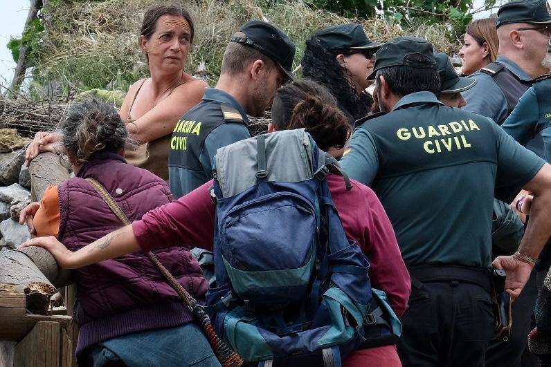 Fotos: los agentes desmantelan la comuna hippie de la familia Arcoíris en Benaocaz, Cádiz