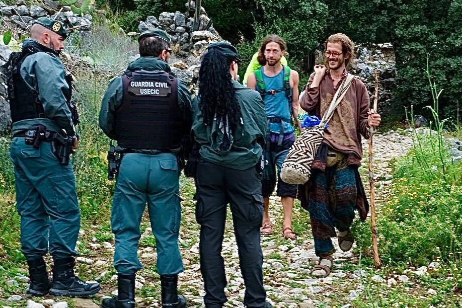 Fotos: los agentes desmantelan la comuna hippie de la familia Arcoíris en Benaocaz, Cádiz