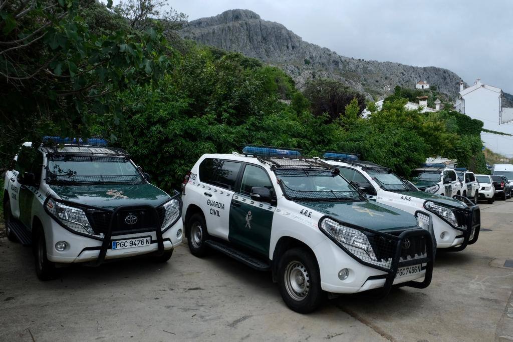 Fotos: los agentes desmantelan la comuna hippie de la familia Arcoíris en Benaocaz, Cádiz