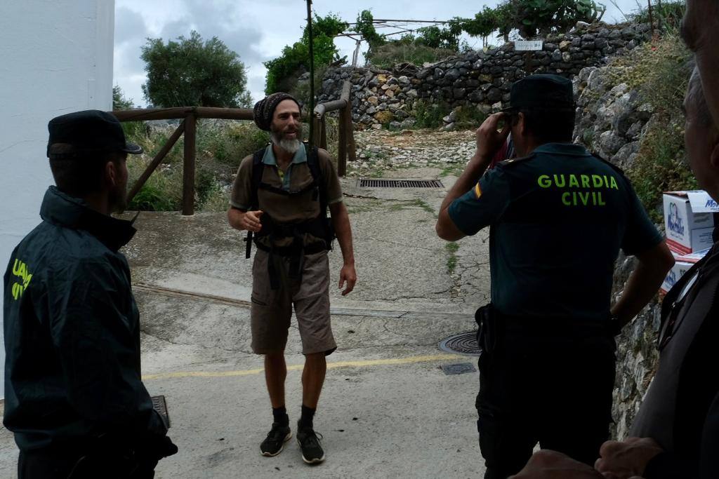 Fotos: los agentes desmantelan la comuna hippie de la familia Arcoíris en Benaocaz, Cádiz