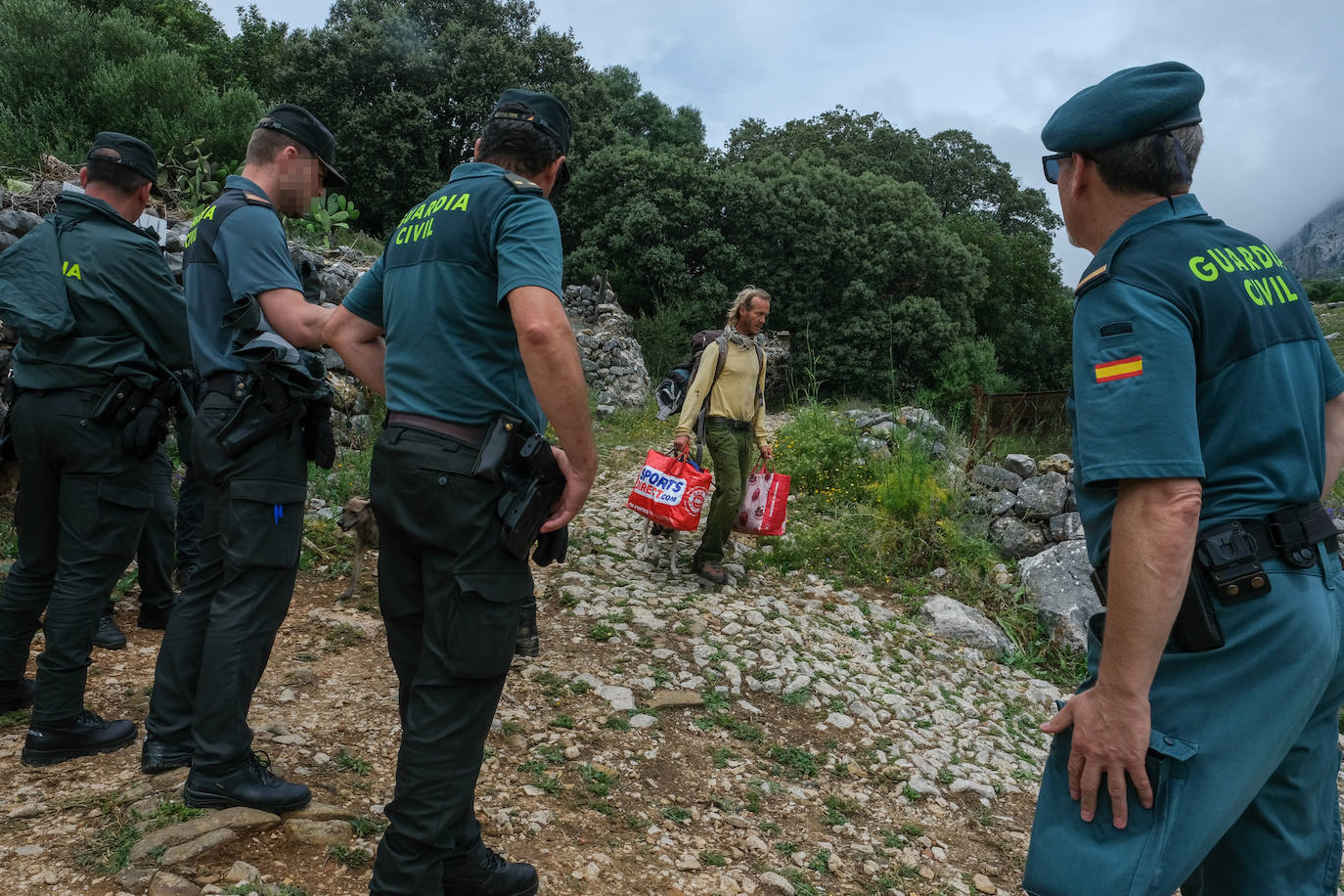 Fotos: los agentes desmantelan la comuna hippie de la familia Arcoíris en Benaocaz, Cádiz