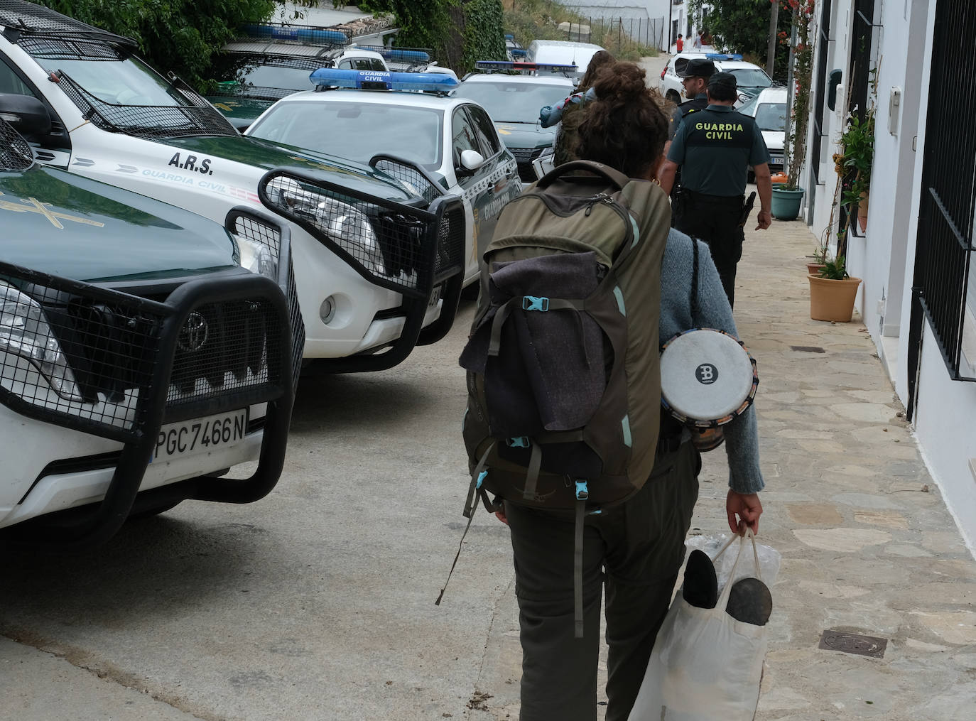 Fotos: los agentes desmantelan la comuna hippie de la familia Arcoíris en Benaocaz, Cádiz