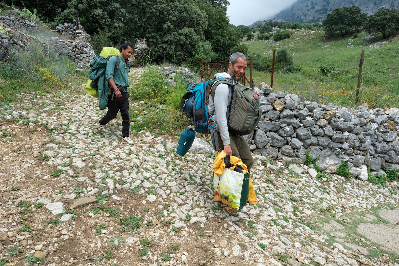 Fotos: los agentes desmantelan la comuna hippie de la familia Arcoíris en Benaocaz, Cádiz