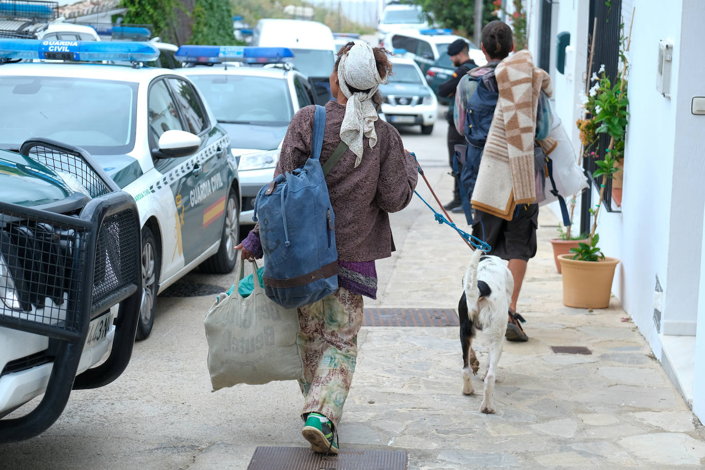 Fotos: los agentes desmantelan la comuna hippie de la familia Arcoíris en Benaocaz, Cádiz