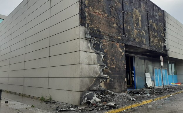 Vídeo: El gran incendio en el Chikipark de Cádiz sólo deja daños en la fachada del edificio
