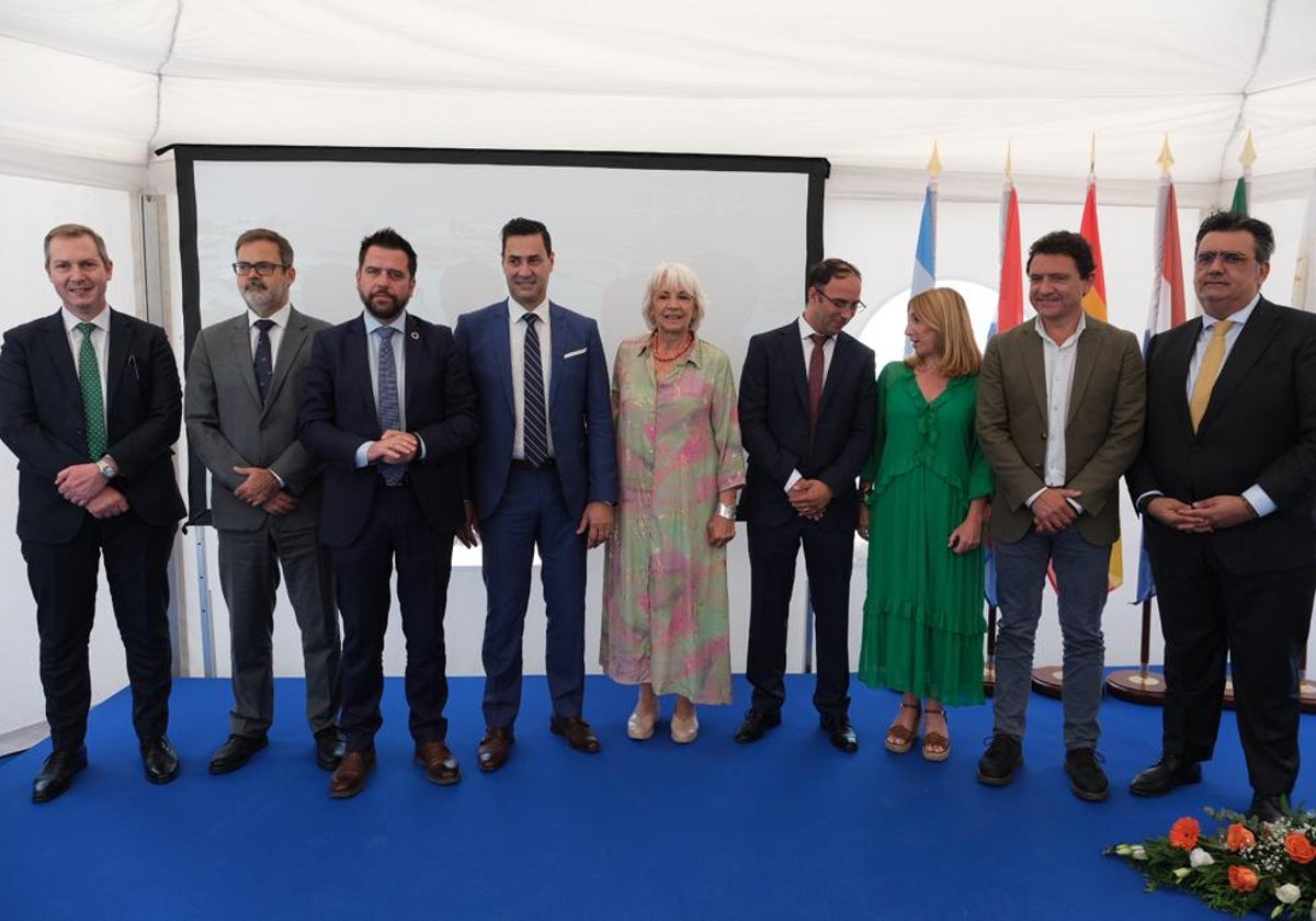 Foto de familia del acto de inicio de obras de la primera planta de PTP Group en el Bajo de la Cabezuela