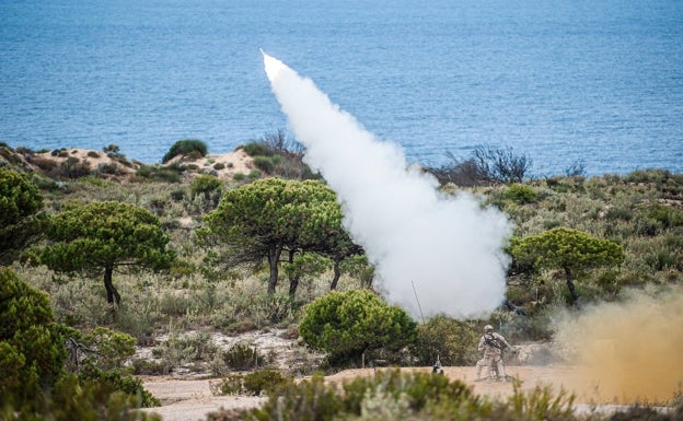 Momento del lanzamiento del misil Mistral III por parte de la Infantería de Marina.