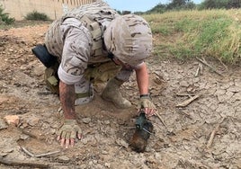 La Unidad de Buceo de Cádiz de la Armada detecta cuatro artefactos explosivos bajo las aguas en Melilla