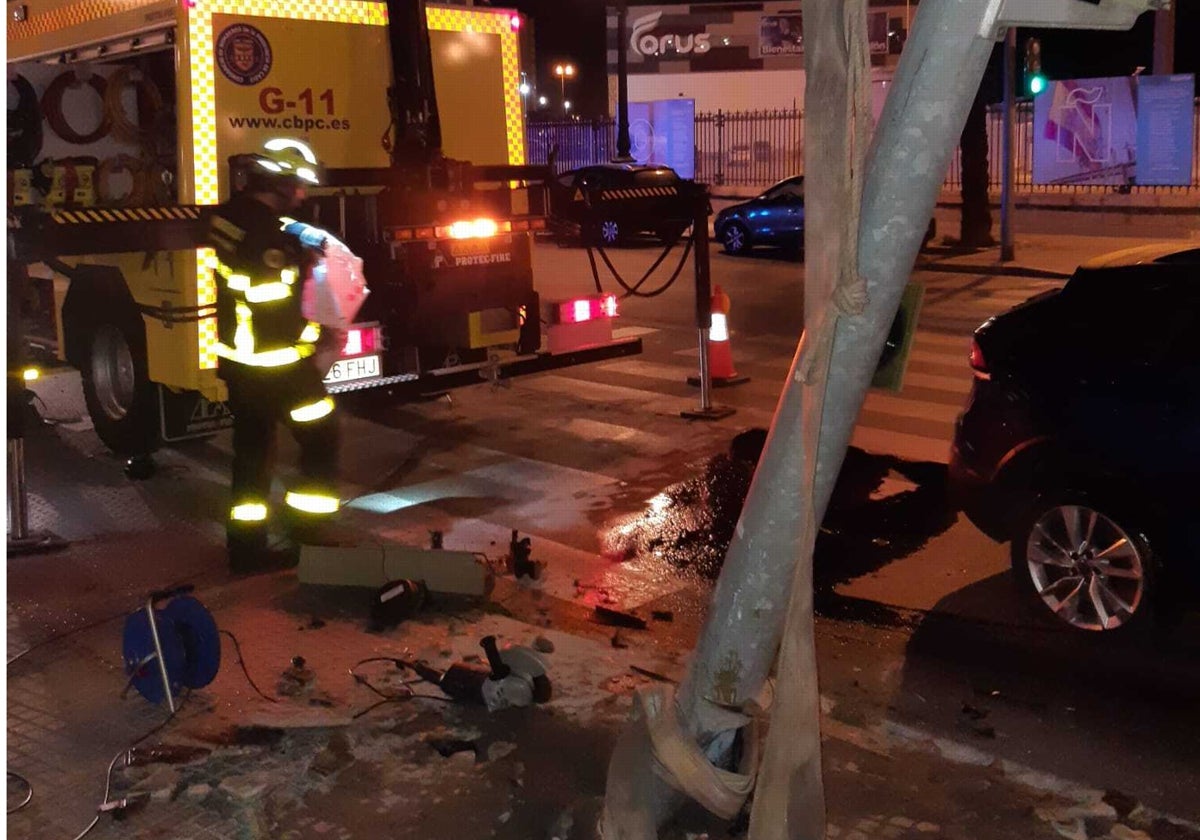 Los bomberos retiran el semáforo de la plaza de las Tortugas en Cádiz tras un accidente de tráfico