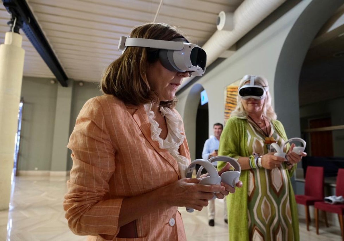 Rocío Blanco y Mercedes Colombo con las gafas de realidad virtual.