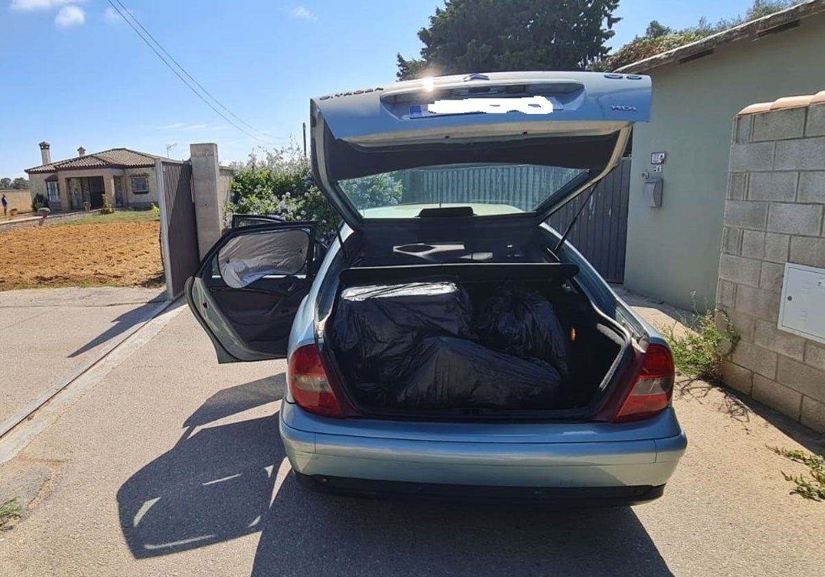 El coche con los fardos en el maletero.